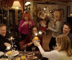 M jak miłość, zabawa sylwestrowa. Magda (Anna Mucha), Andrzej Budzyński (Krystian Wieczorek), pani Ola (Ewa Kolasińska), Julia (Marta Chodorowska), Dima (Michaił Pszeniczny)