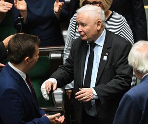 Jarosław Kaczyński z palcem w bandażu
