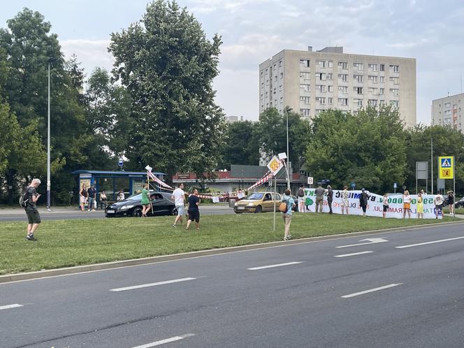 Protest mieszkańców przeciwko wycince drzew pod budowę linii tramwajowej do Mistrzejowic.