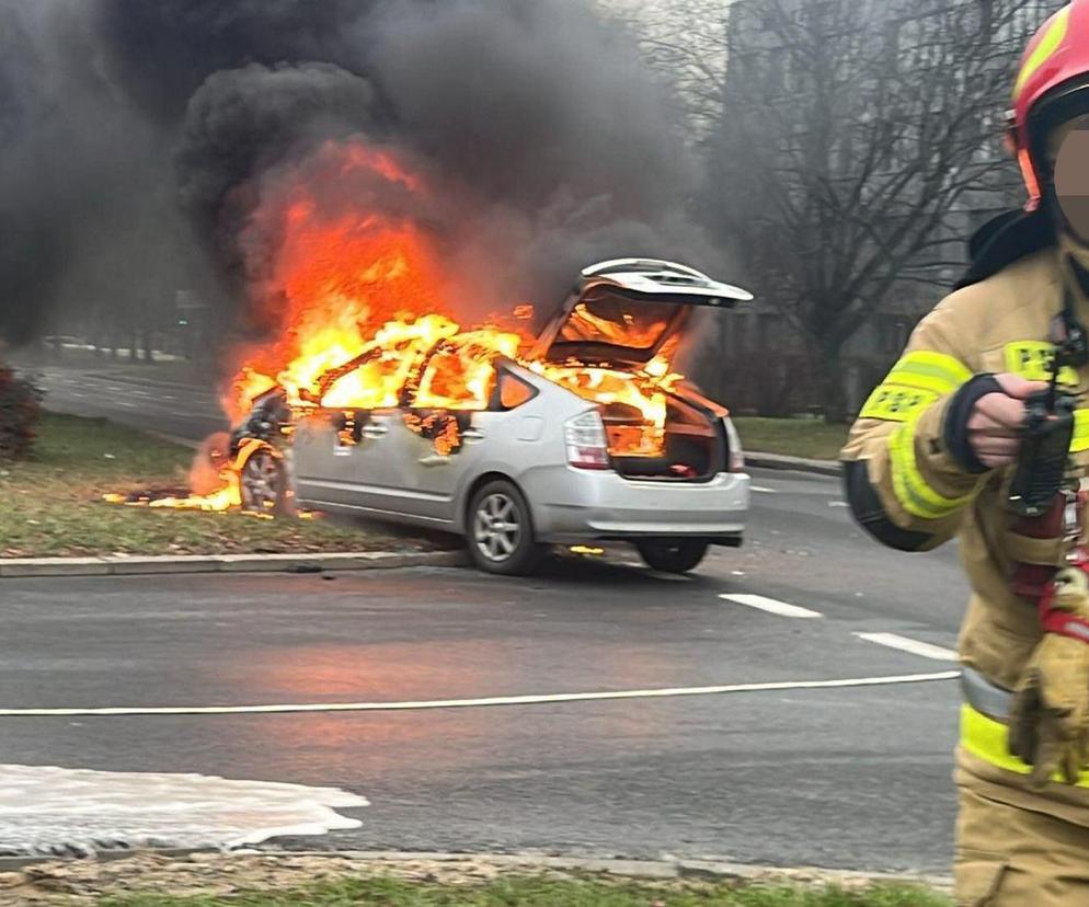 Warszawa, Ochota. Dwa auta doszczętnie spłonęły! Dramatyczna akcja strażaków
