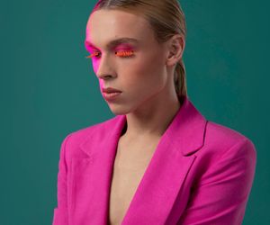 Zapomnij o brązach i szarościach. W tym roku jesienna garderoba tętni żywymi kolorami