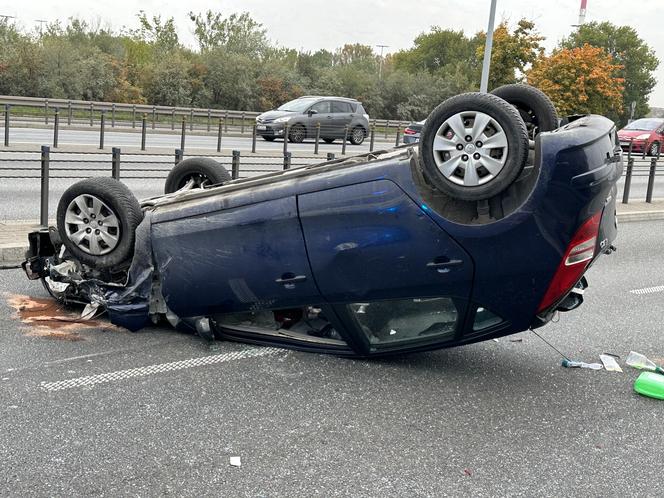 Wypadek na S8 w Warszawie, są ranni. Samochód dachował