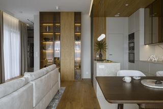 Dom w odcieniach beżu pod Warszawą