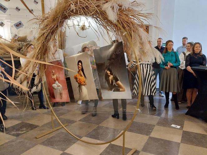 Wernisaż wystawy fotografii Anety Rozkal „Kobieca perspektywa: Wystawa Fotografii Kobiet”