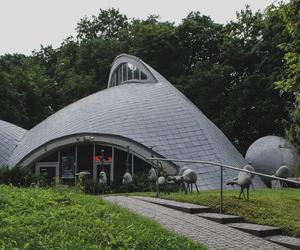 Architektura PRL w Krakowie - zobacz najpiękniejsze bloki, hotele, kino i inne budynki, które warto odwiedzić