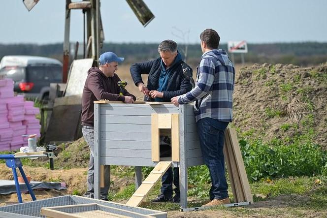 Pierwsza miłość, odcinek 3822. Kulas (Marcin Sztabiński), Olek (Krzysztof Wieszczek), Artur (Łukasz Płoszajski)