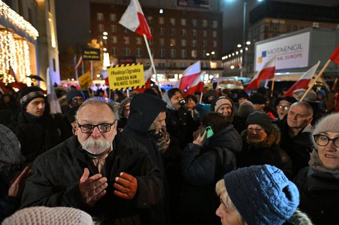 Kolejny dzień protestu przed siedzibą TVP