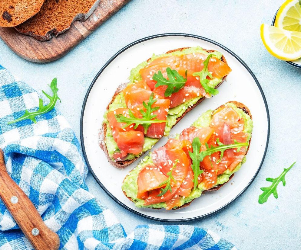 kanapka z łososiem i guacamole