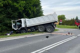 Niwka. Motocyklista zderzył się z ciężarówką pod Tarnowem. Ślady wskazały na przebieg wypadku
