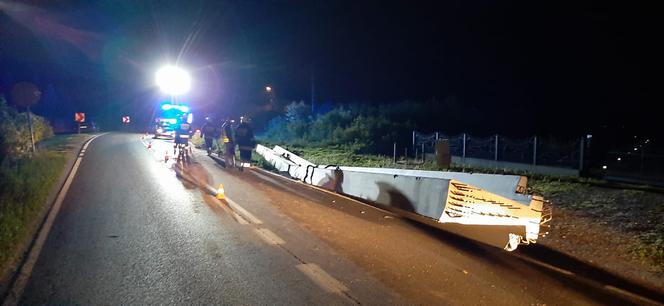 Betonowe przęsło mostu spadło z ciężarówki
