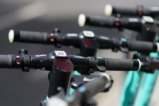Dwaj pijani mężczyźni szaleli po mieście na hulajnogach elektrycznych. Policjanci przerwali ich wyczyny