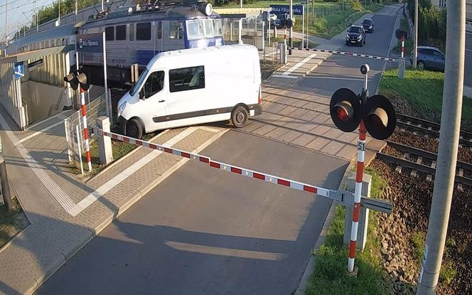 Dostawczak wjechał pod pociąg! Ogromne utrudnienia na kolei