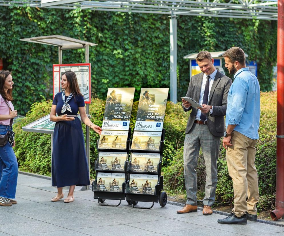 Świadkowie Jehowy informują o tym jaką przyszłość zapowiada Biblia również w miejscach publicznych