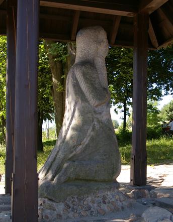 Kamienna figura, stojącą w  w Nowej Słupi, na początku Drogi Królewskiej prowadzącej do klasztoru na Świętym Krzyżu