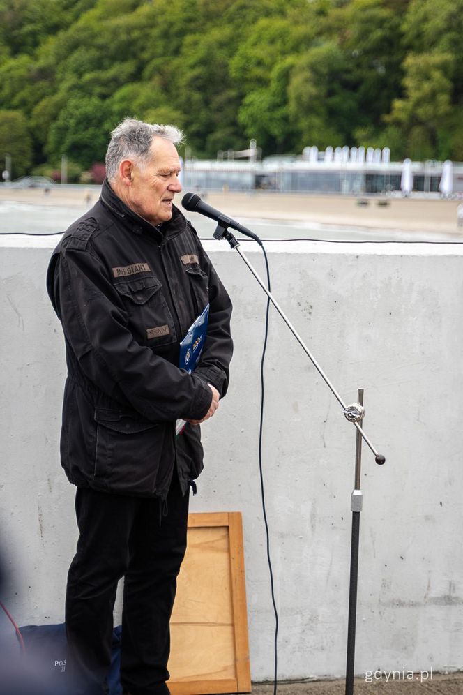 Tablica upamiętniająca Bohdana Sienkiewicza na Alei Żeglarzy w Gdyni