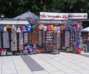 Wakacyjne pamiątki na straganach w nadmorskich kurortach