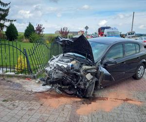 Czołowe zderzenie BMW i Opla w Szerzawach. Na miejscu policja i pogotowie 
