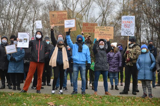 Protest przeciwko inwestycji w parku Dolinka Służewiecka