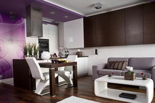 Aranżacja salonu z kuchnią w kolorze fioletowo-brązowym