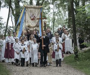 Stulecie Winnych 1 sezon odc. 1. Kajetan (Krzysztof Kwiatkowski), Władysław (Arkadiusz Janiczek)