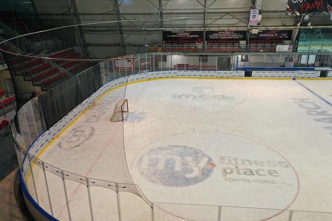 Lodowisko przy Siedleckiego już po remoncie. Nowe bandy, boksy i bramki 