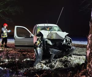 Poważny wypadek pod Chełmżą. Wypadł z drogi i uderzył w drzewo