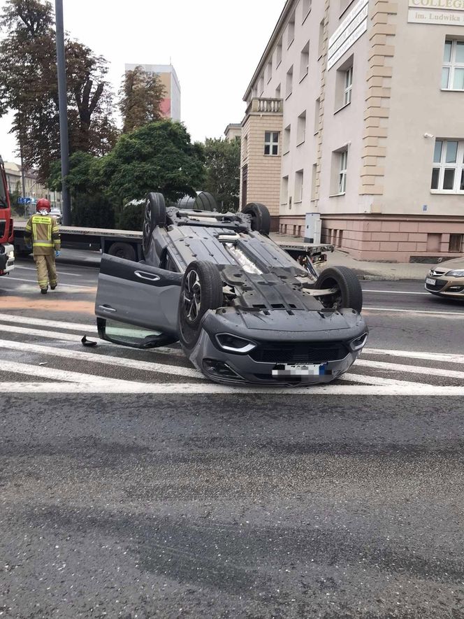 Dachowanie na rondzie Jagiellonów w Bydgoszczy! Kierowca z mandatem [ZDJĘCIA]