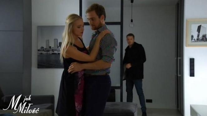 M jak miłość odc. 1188. Joasia (Barbara Kurdej-Szatan), Wojtek (Mateusz Janicki), Tomek (Andrzej Młynarczyk)