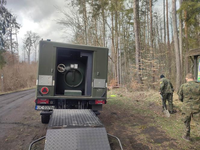 Niebezpieczne znaleziska podczas leśnych prac. Przedmioty spędziły pod ziemią wiele lat! 