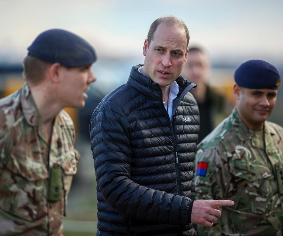 Książę William (C) podczas spotkania z żołnierzami w brytyjskiej bazie wojskowej w Jasionce, 22 bm. (sko)