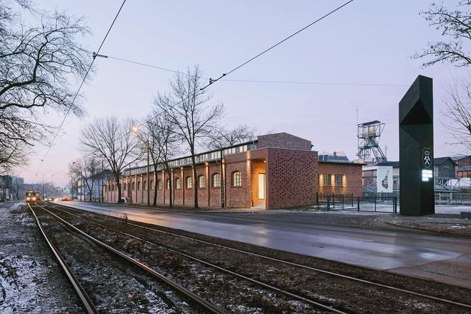 Poza oczyszczeniem elewacji i dwiema niewielkimi dobudówkami od strony szczytowych ścian, obiekt nie uległ znaczącym zmianom; widok od ulicy Wolności