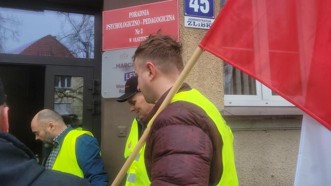 Protest rolników 4 kwietnia w Olsztynie. Strajkujący zostawili ministrowi Kulaskowi butelkę z nawozem