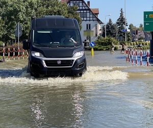 Tak wygląda zalany Lewin Brzeski. Zdjęcia z miasta walczącego z powodzią