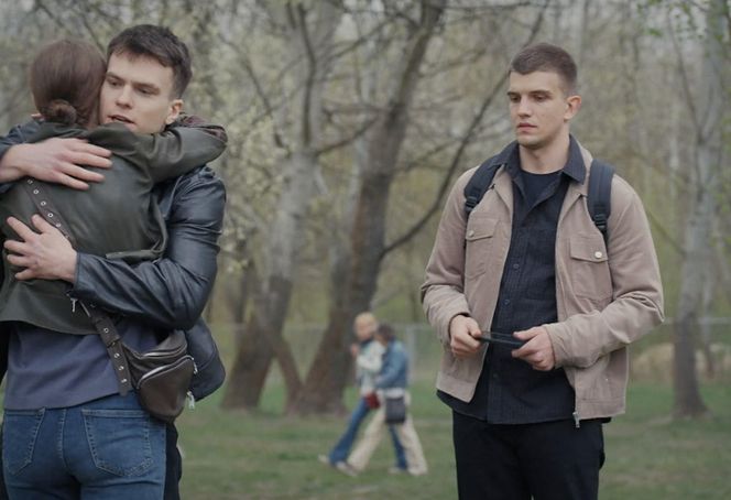 M jak miłość, odcinek 1875. Mateusz (Rafał Kowalski), Majka (Matylda Giegżno), jej chłopak Tomasz (Chris Cugowski)