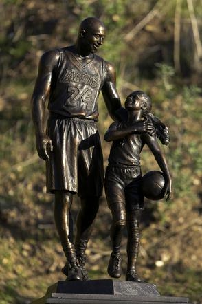 Kobe Bryant i jego córka uwiecznieni na pomniku