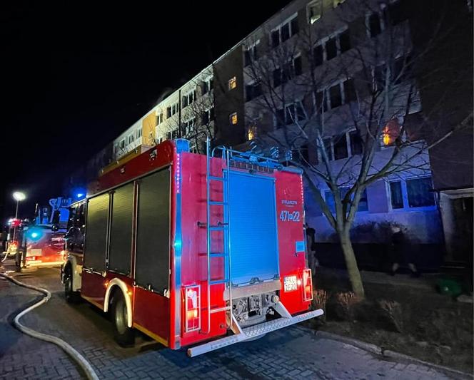 Pożar mieszkania w Kole. Strażacy walczyli z ogniem do późnej nocy