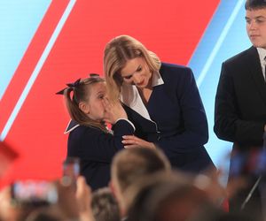 Córeczka Nawrockiego skradła show w czasie wieczoru wyborczego. Kasia wysyłała całuski i machała do zgromadzonych