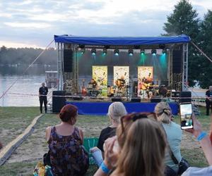 Szantowy koncert odbył się nad Dużym Jeziorakiem. Na plaży nie zabrakło atrakcji też dla dzieci