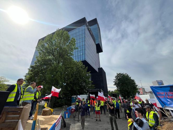 Rolnicy wjechali z gnojem na Europejski Kongres Gospodarczy w Katowicach. Protest przeciwko Zielonemu Ładowi