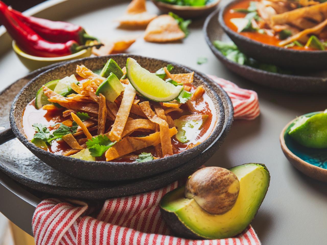 Zupa z tortillą: przepis na meksykańską Sopa Azteca