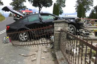 Wypadek w Niewieścinie. Rozpędzona kobieta zakończyła swój rajd na... cmentarzu [ZDJĘCIA]