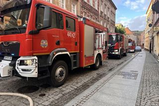 Pożar w Jaworze. Strażacy i policjanci uratowali mężczyznę z zadymionego mieszkania