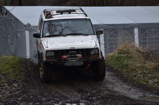 Nietypowy kulig na Śląsku. Zamiast śniegu błoto, a zamiast konia samochód terenowy. 