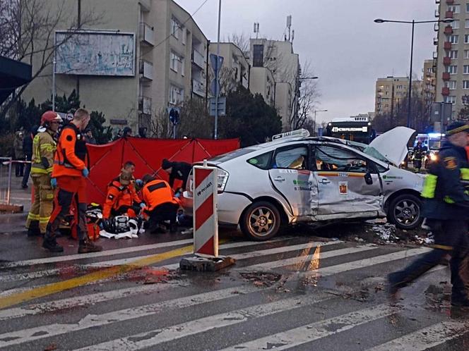 Autobus miejski zmiótł taksówkę! Ratownicy reanimowali rannego