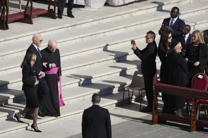 Gafy polityków na pogrzebie papieża Franciszka! Telefony i stroje