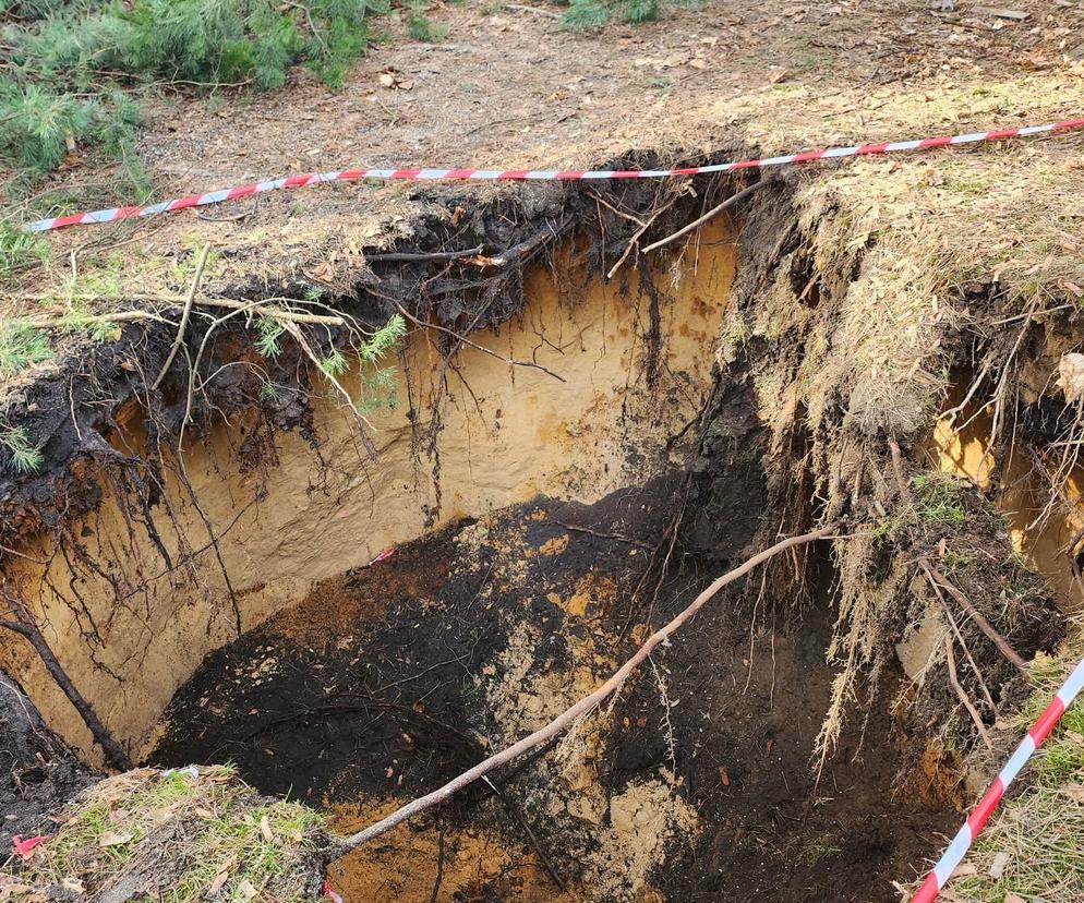 Kolejne zapadlisko na terenie osiedla w Trzebini. Pojawiło się tuż obok bloku