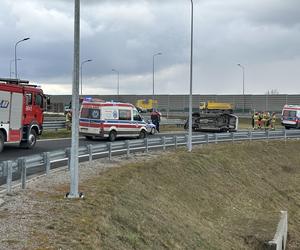 Horror w powiecie wołomińskim. Przerażający wypadek. Honda koziołkowała przez kilkadziesiąt metrów