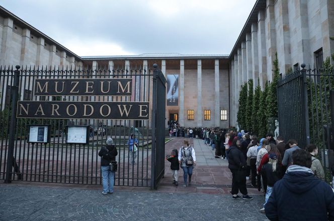 Noc Muzeów 2025. Warszawiacy szturmowali muzea nocą
