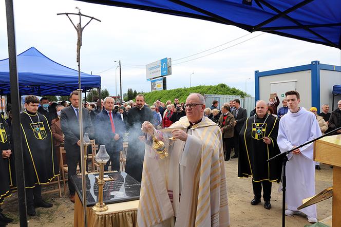 Opole. Nowy kościół im. św. Jana Pawła II. Niezwykły relikt z nagrobku papieża! [ZDJĘCIA]