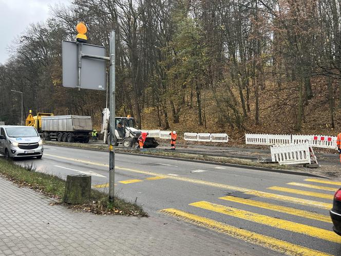 Ukłdanie asfaltu na nowo powstającym rondzie na ul. Słowiańskiej w Gorzowie